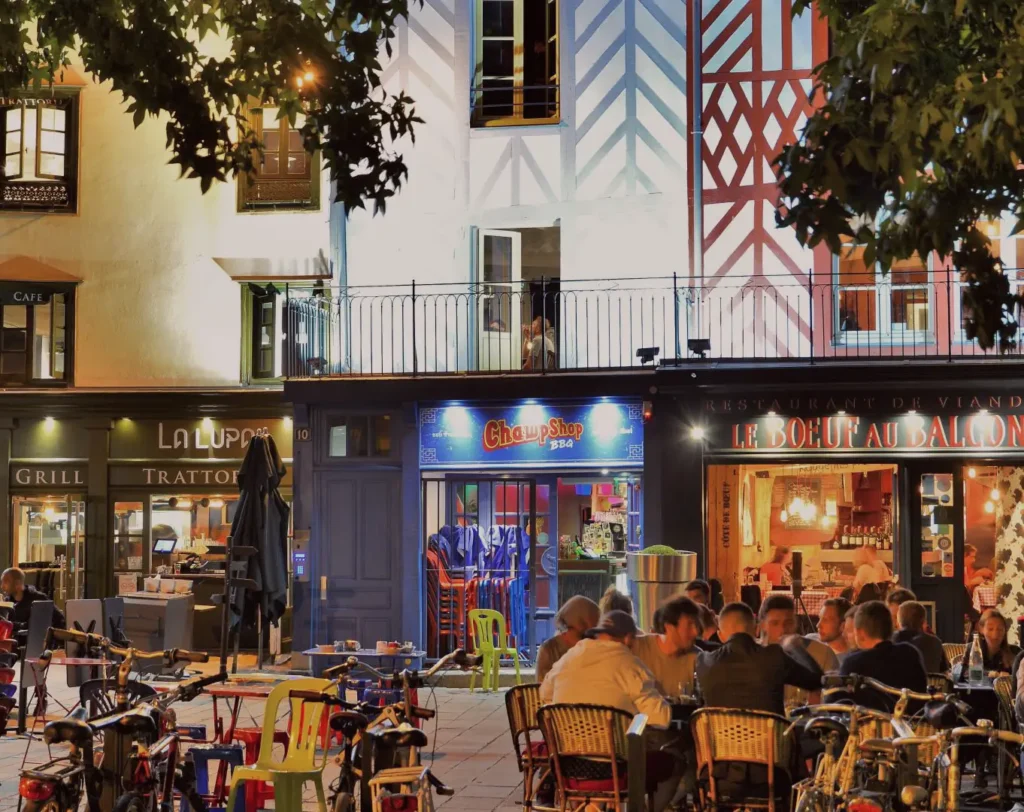 Soirée à place du centre historique de Fougères.