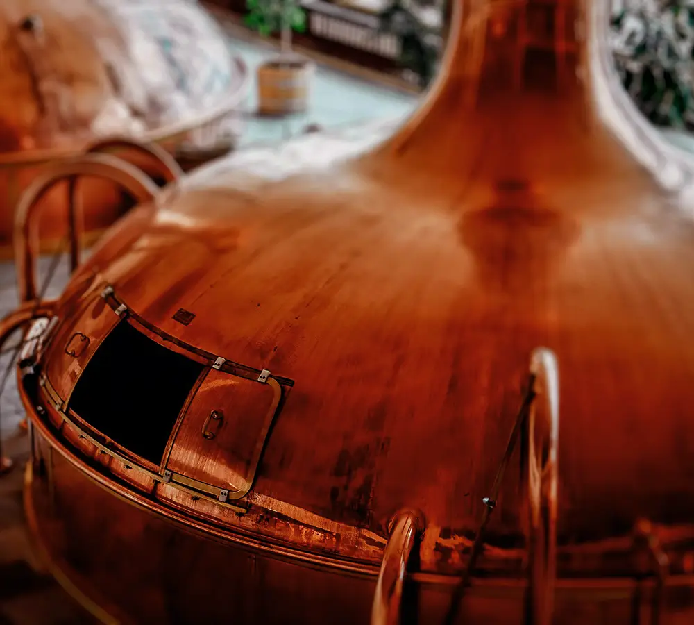 Cuves en cuivre de fermentation.
