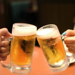 trinquer avec pintes de bières blondes