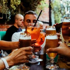 groupes d'amis trinquant en terrasse