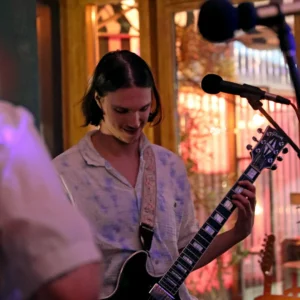 intérieur soir, guitaristes