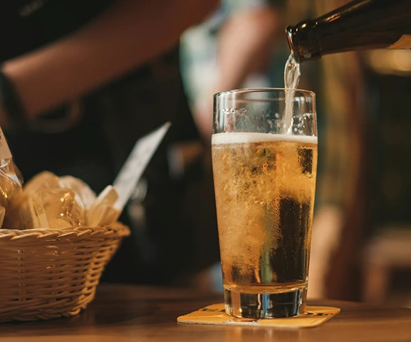 verre de bière près d'une corbeille à pain